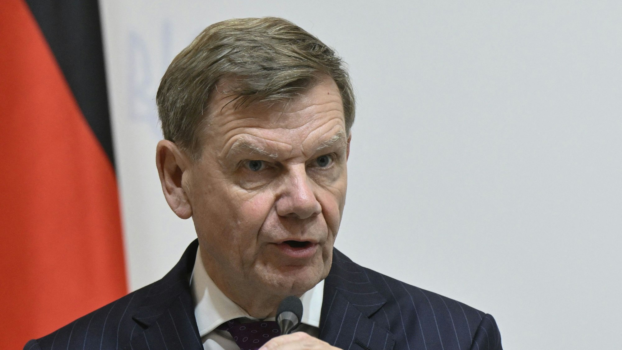 Johann Wadephul, Bundesaußenminister, spricht auf einer Pressekonferenz während eines Besuchs in Kyiv.