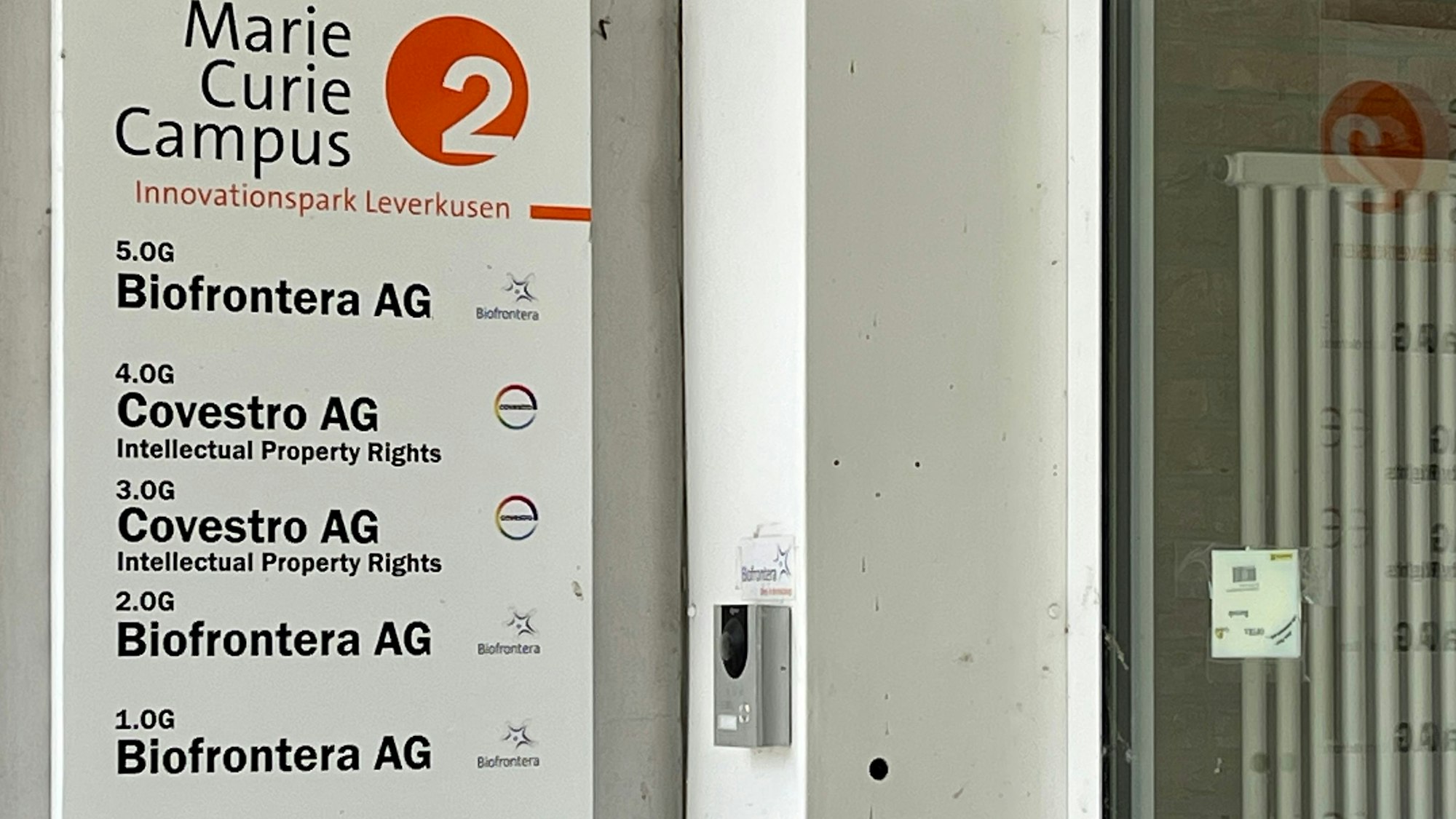 Türschild der Biofrontera-Verwaltung in Manfort