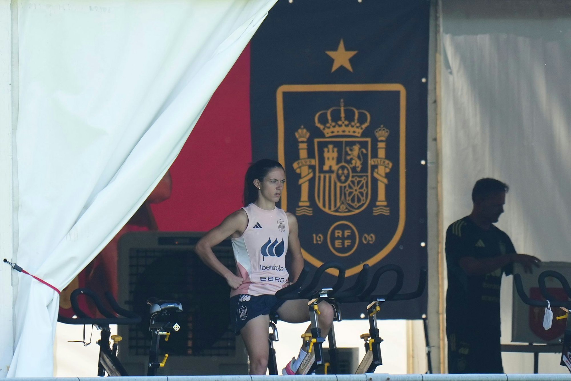Weltfußballerin Aitana Bonmati ist in Lausanne eingetroffen - und strampelt auf einem Fahrrad-Ergometer in die Pedale.