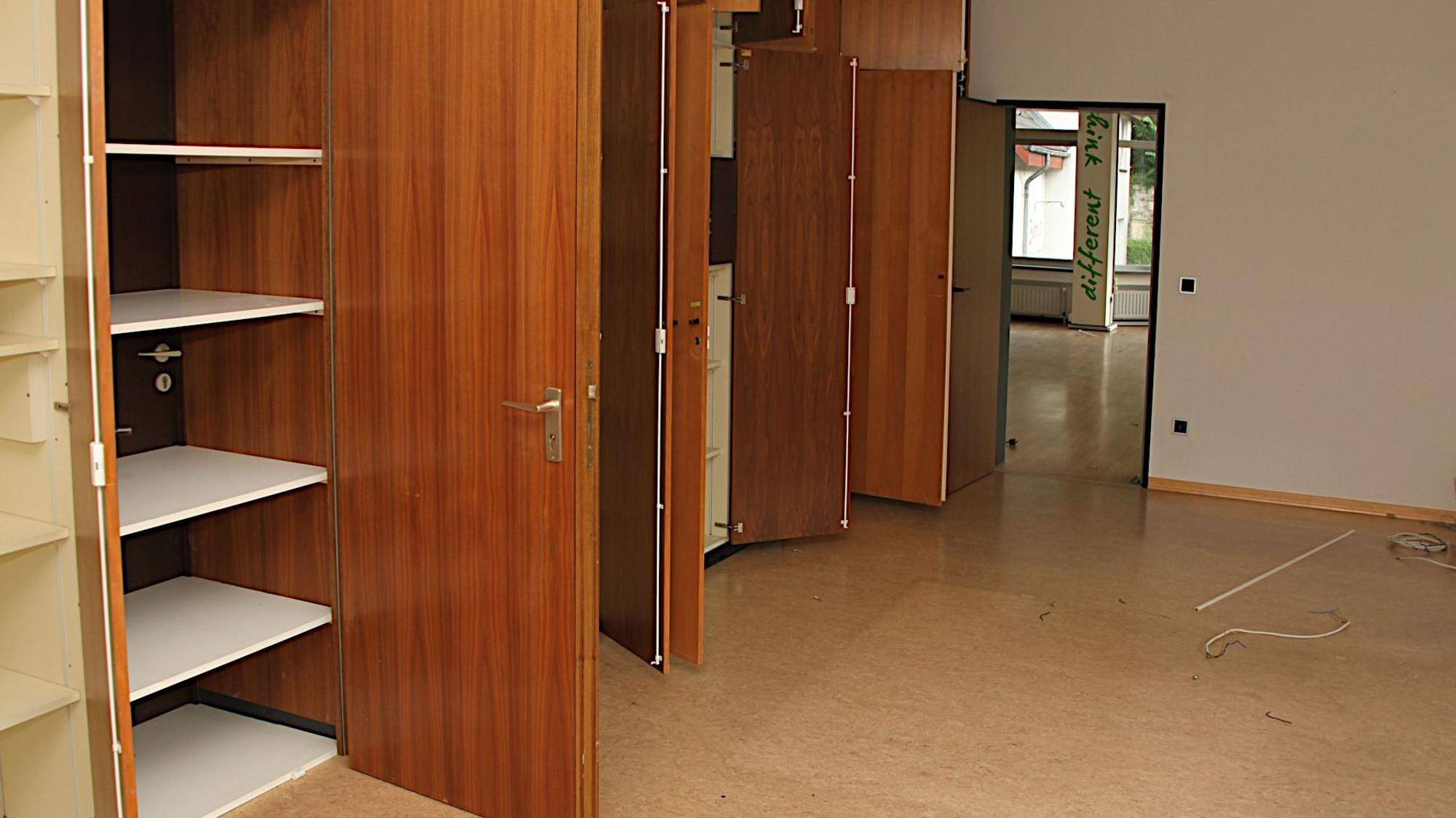 Eine Außentür hat im Zimmer des Bürgermeisters von Blankenheim einen Aktenschrank verschlossen.