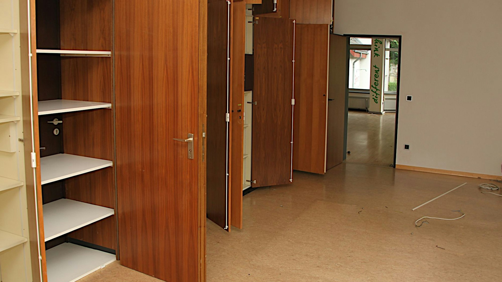 Eine Außentür hat im Zimmer des Bürgermeisters von Blankenheim einen Aktenschrank verschlossen.