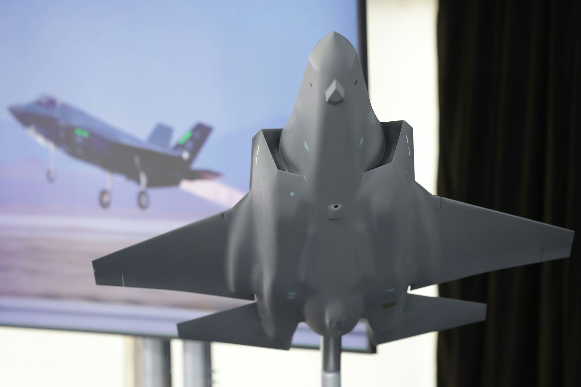 Das Modell des amerikanischen Tarnkappenbombers F35 - in Weeze soll künftig dessen Rumpfmittelteil gefertigt werden.