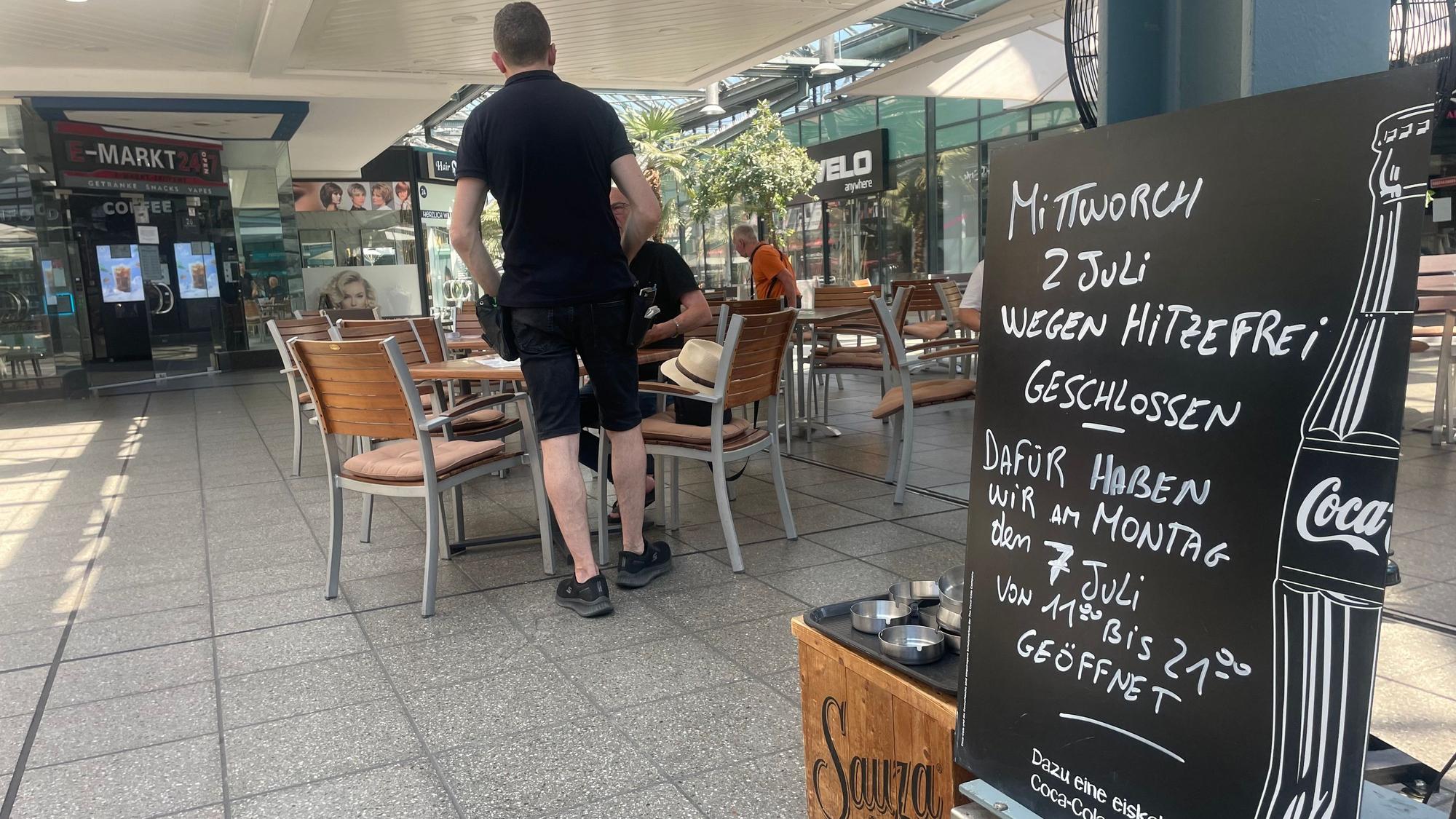 Hitzefrei-Schild vor einem Restaurant