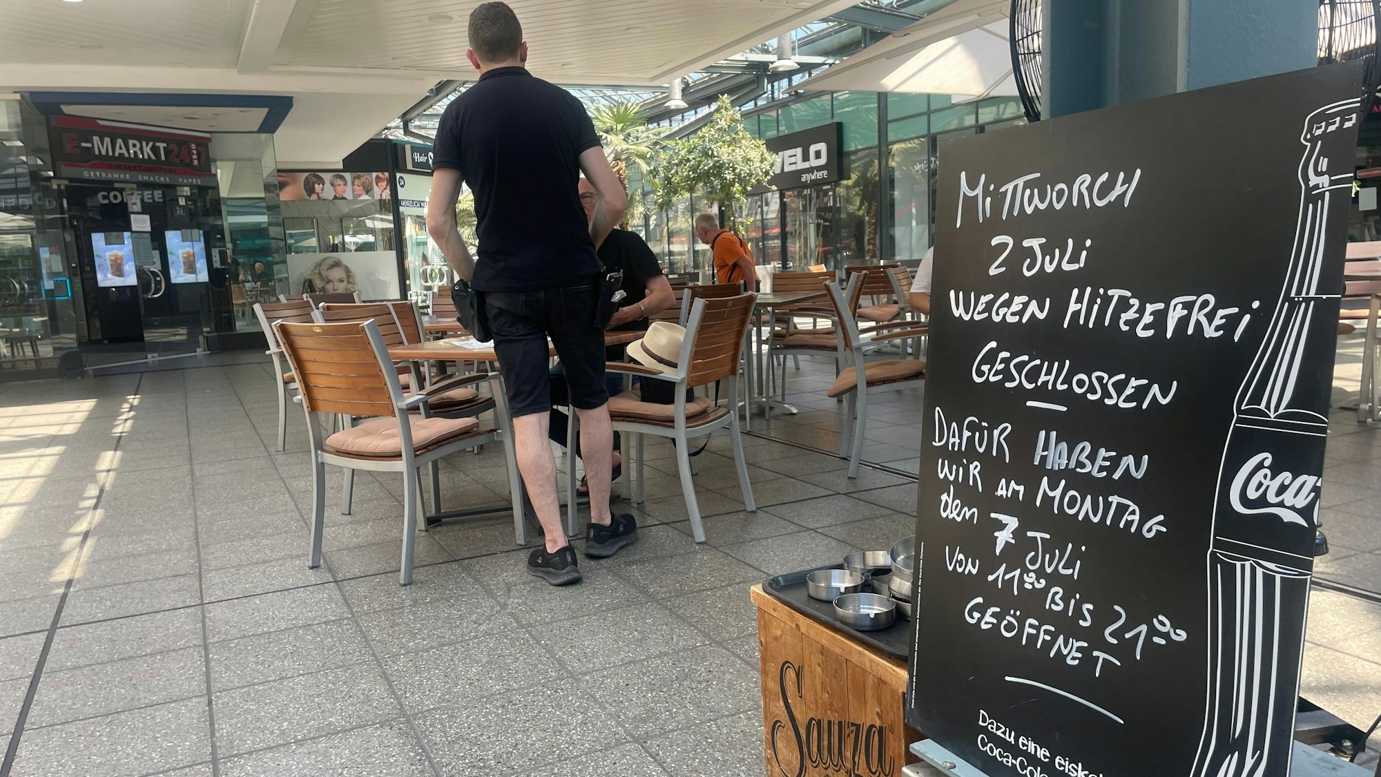 Hitzefrei-Schild vor einem Restaurant