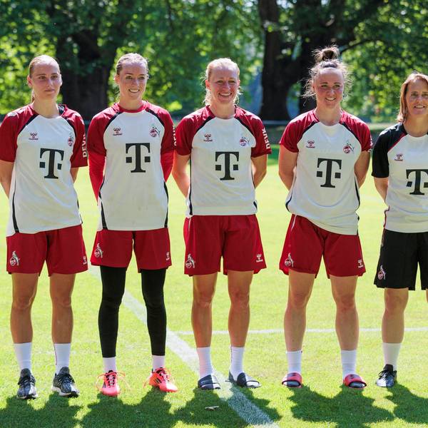Trainingsauftakt, 1. FC Köln Frauen 01.07.2025 von links: Co-Trainer Sven Gruel, Merle Hokamp 1. FC Köln, 13, Lisa Schmitz 1. FC Köln, 1, 11, Marina Hegering 1. FC Köln, 33, Britta Carlson 1. FC Köln, Cheftrainerin beim Trainigsauftakt der 1. FC Köln Frauen am 01.07.2025 am Geißbockheim in Köln *** Training kick-off, 1 FC Köln women 01 07 2025 from left Co-coach Sven Gruel, Merle Hokamp 1 FC Köln, 13 , Lisa Schmitz 1 FC Köln, 1 , 11, Marina Hegering 1 FC Köln, 33 , Britta Carlson 1 FC Köln, head coach at the training kick-off of the 1 FC Köln women on 01 07 2025 at the Geißbockheim in Cologne Copyright: xBEAUTIFULxSPORTS/Meuselx