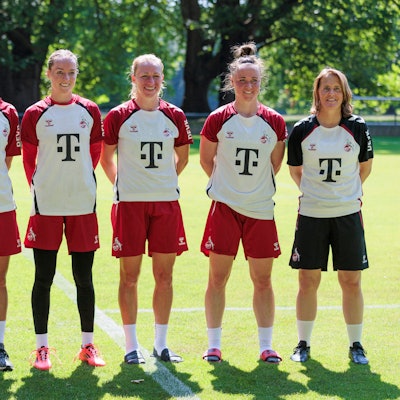 Trainingsauftakt, 1. FC Köln Frauen 01.07.2025 von links: Co-Trainer Sven Gruel, Merle Hokamp 1. FC Köln, 13, Lisa Schmitz 1. FC Köln, 1, 11, Marina Hegering 1. FC Köln, 33, Britta Carlson 1. FC Köln, Cheftrainerin beim Trainigsauftakt der 1. FC Köln Frauen am 01.07.2025 am Geißbockheim in Köln *** Training kick-off, 1 FC Köln women 01 07 2025 from left Co-coach Sven Gruel, Merle Hokamp 1 FC Köln, 13 , Lisa Schmitz 1 FC Köln, 1 , 11, Marina Hegering 1 FC Köln, 33 , Britta Carlson 1 FC Köln, head coach at the training kick-off of the 1 FC Köln women on 01 07 2025 at the Geißbockheim in Cologne Copyright: xBEAUTIFULxSPORTS/Meuselx
