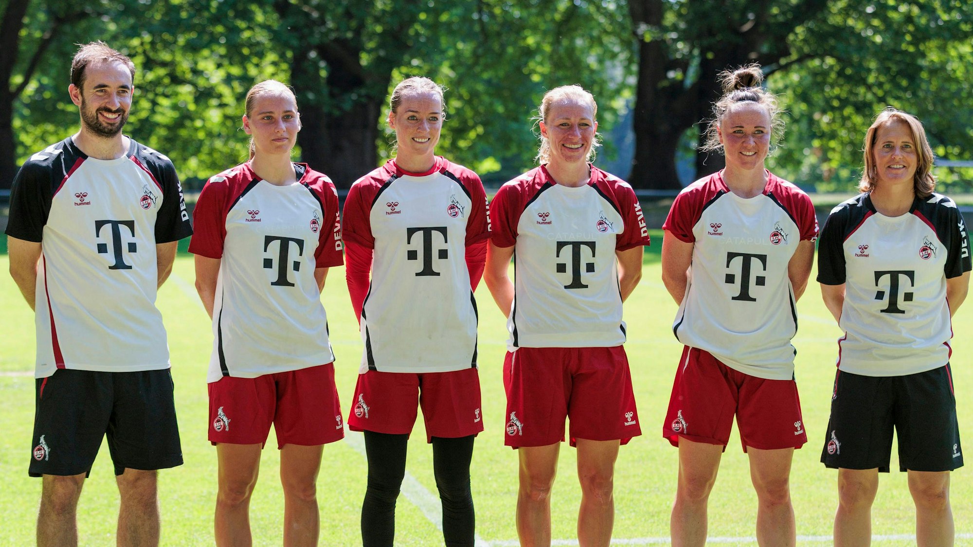 Trainingsauftakt, 1. FC Köln Frauen 01.07.2025 von links: Co-Trainer Sven Gruel, Merle Hokamp 1. FC Köln, 13, Lisa Schmitz 1. FC Köln, 1, 11, Marina Hegering 1. FC Köln, 33, Britta Carlson 1. FC Köln, Cheftrainerin beim Trainigsauftakt der 1. FC Köln Frauen am 01.07.2025 am Geißbockheim in Köln *** Training kick-off, 1 FC Köln women 01 07 2025 from left Co-coach Sven Gruel, Merle Hokamp 1 FC Köln, 13 , Lisa Schmitz 1 FC Köln, 1 , 11, Marina Hegering 1 FC Köln, 33 , Britta Carlson 1 FC Köln, head coach at the training kick-off of the 1 FC Köln women on 01 07 2025 at the Geißbockheim in Cologne Copyright: xBEAUTIFULxSPORTS/Meuselx