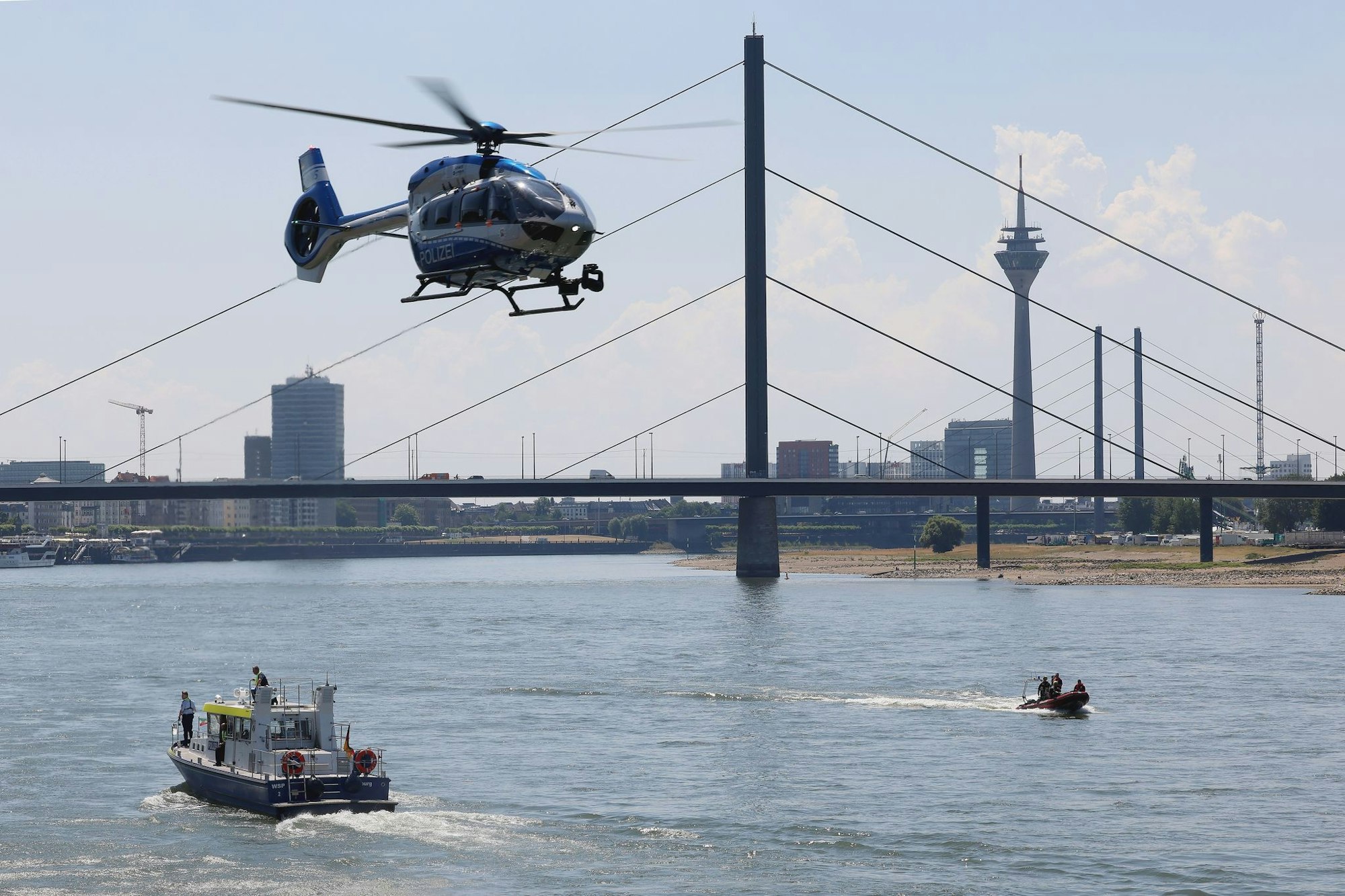 Auf der Suche nach einem Mann, der in Höhe der Brücke ins Wasser gefallen war, kam auch ein Hubschrauber zum Einsatz.