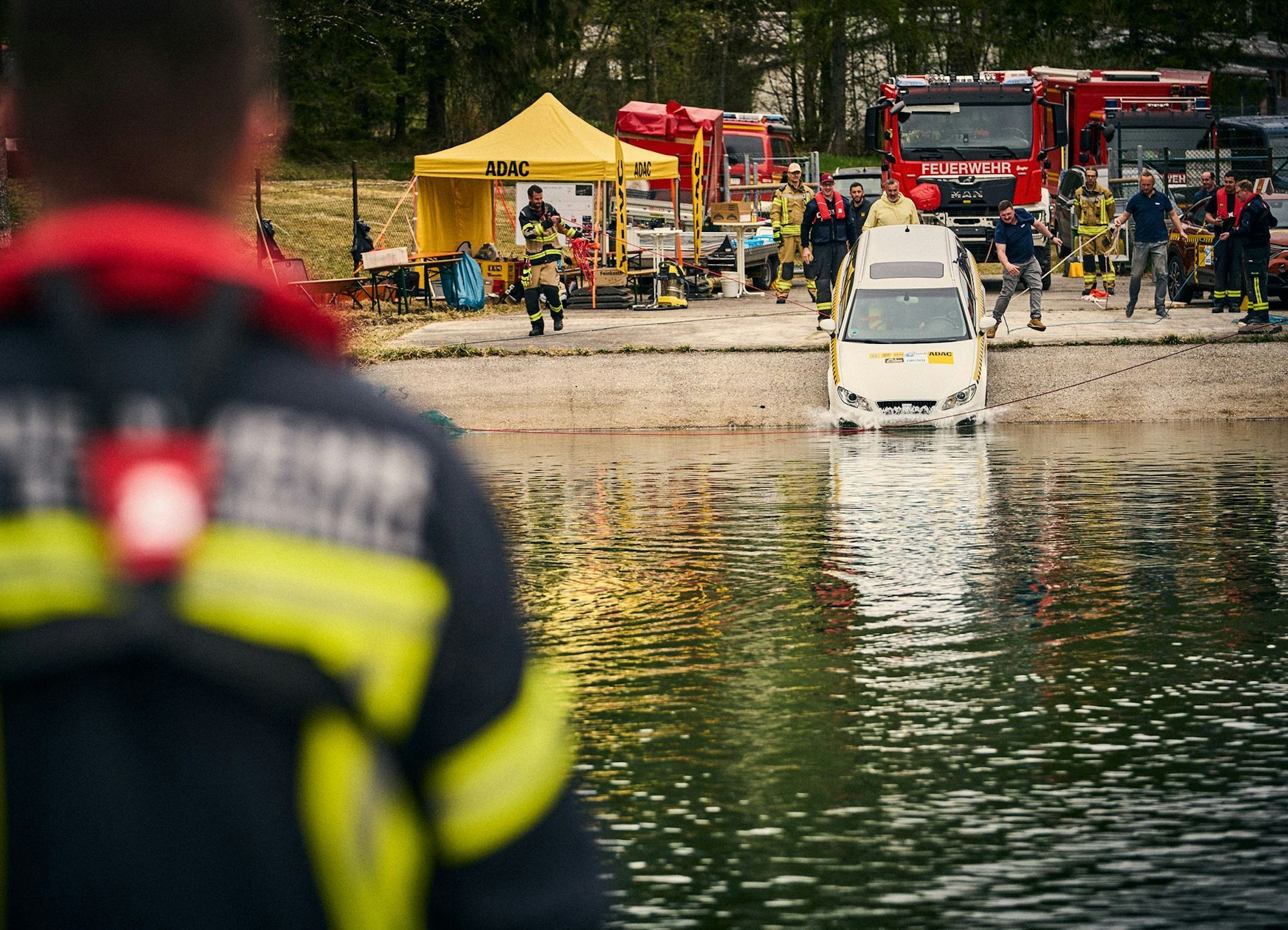 Der ADAC hat in einem Versuch das Sinkverhalten von einem Elektroauto und einem Verbrenner-Pkw getestet.