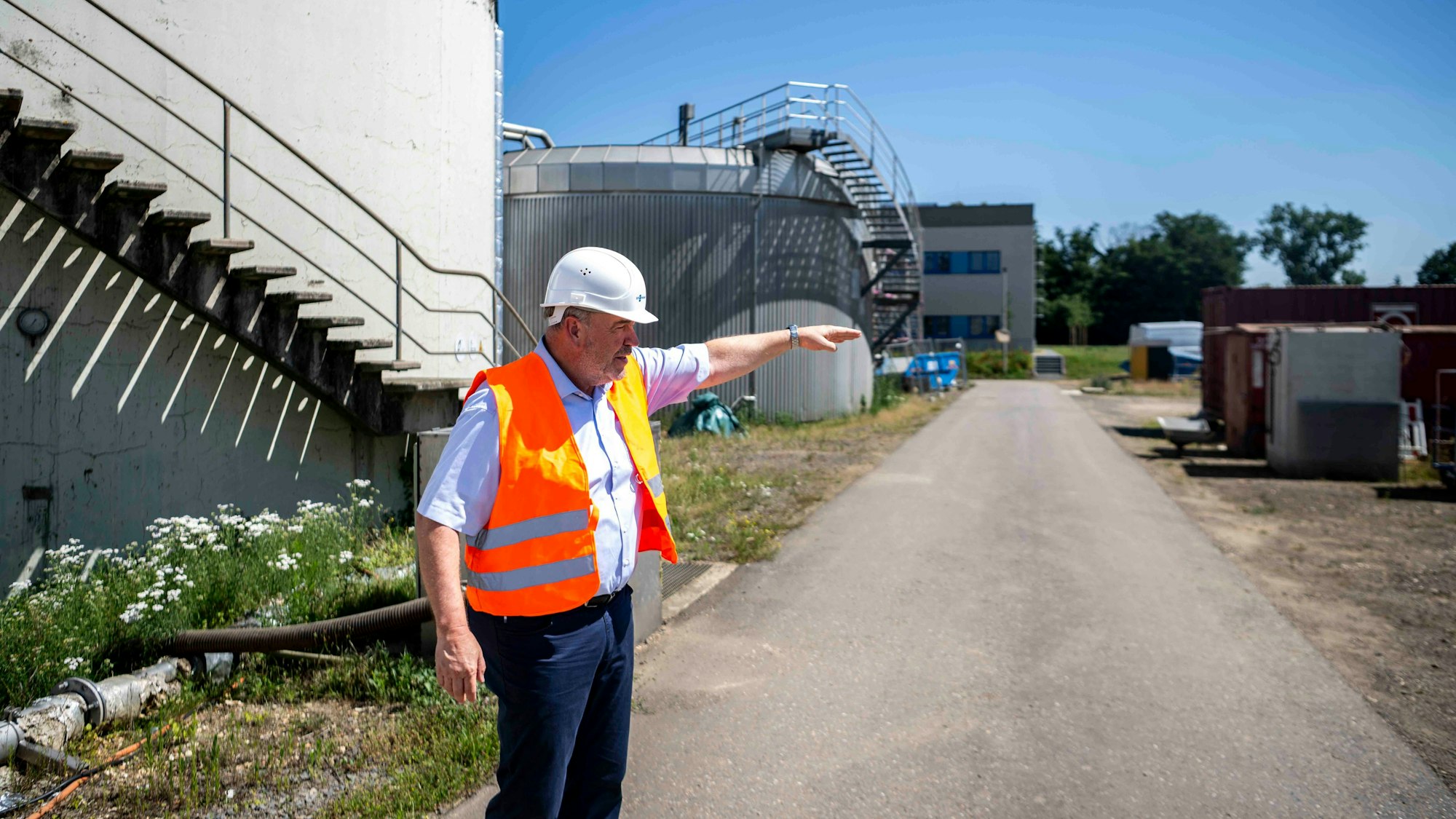 Das Bild zeigt Heinrich Schäfer, der eine Warnweste und einen Helm trägt.