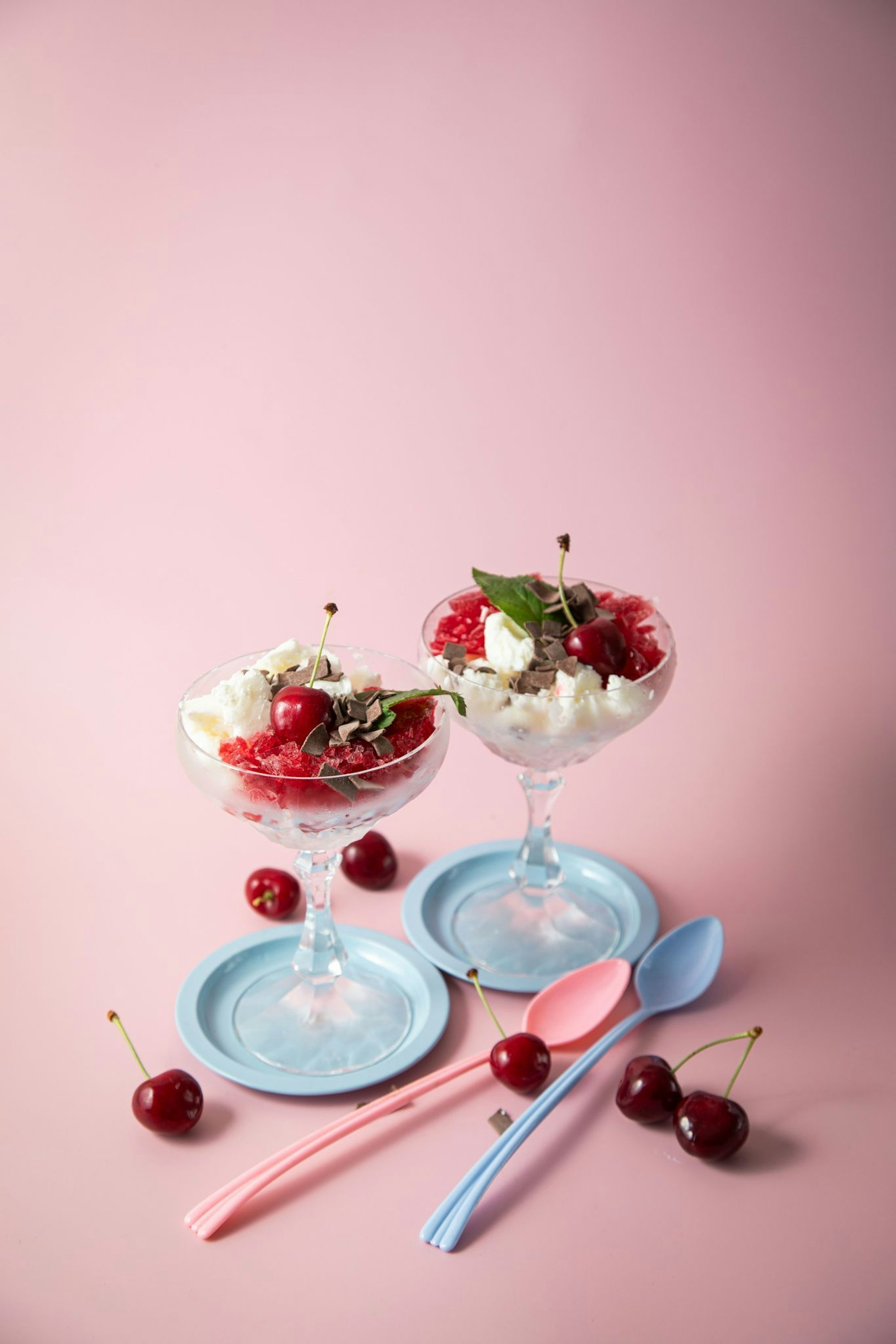 Sektschalen sind out? Vielleicht für Sekt. Aber für das Kratzeis von Joghurt und Kirschsaft mit Schokoladenstreuseln und Kirschen sind sie sehr dekorativ.