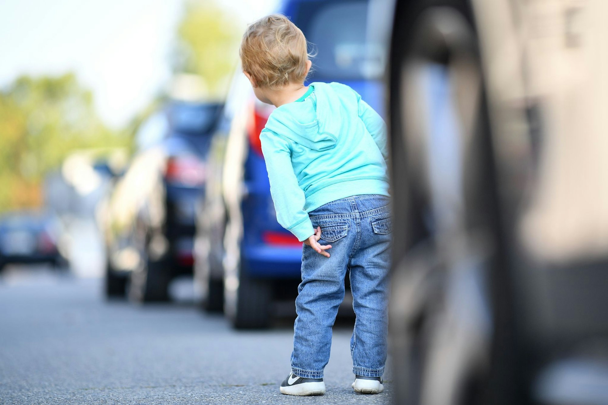 Statt Handgesten zu machen besser bremsbereit und mit angepasster Geschwindigkeit an Kindern am Straßenrand vorbeifahren.