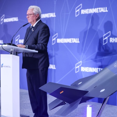 01.07.2025, Nordrhein-Westfalen, Weeze: Armin Papperger, Vorstandsvorsitzender des Rüstungskonzerns Rheinmetall, spricht im Werk der Rheinmetall Aviation Service GmbH in Weeze beim Besuch des Ministerpräsidenten hinter einem Modell des F35 Kampfjets. Auf rund 60.000 Quadratmetern errichtet Rheinmetall eine Fabrik für den militärischen Flugzeugbau. Dort sollen ab Sommer 2025 Rumpfmittelteile für den F-35-Kampfjet gefertigt werden. Foto: Oliver Berg/dpa +++ dpa-Bildfunk +++