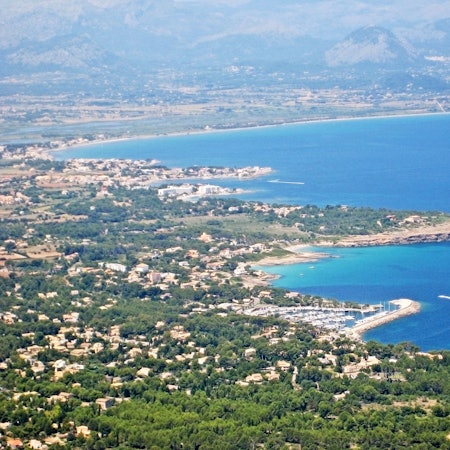 Coast near Alcudia, Majorca / Mal Pas-Bon Aire / Cielo de Bonaire with harbor - view from peninsula Victoria
