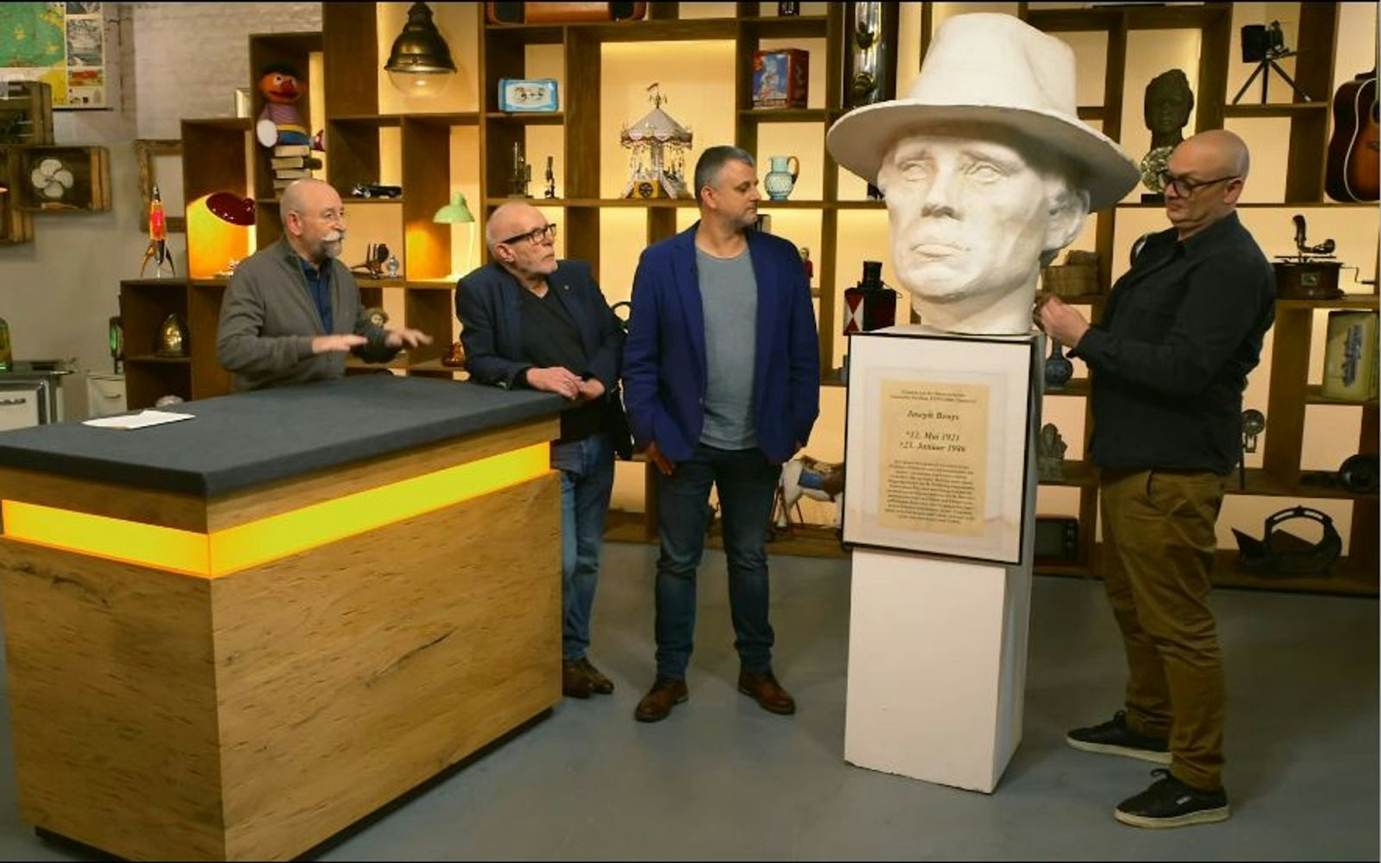 Die Verkäufer Udo und Michael hatten für die Dienstagsausgabe von „Bares für Rares“ ein echtes Highlight im Gepäck: eine riesige Büste des Künstlers Joseph Beuys. (Bild: ZDF)