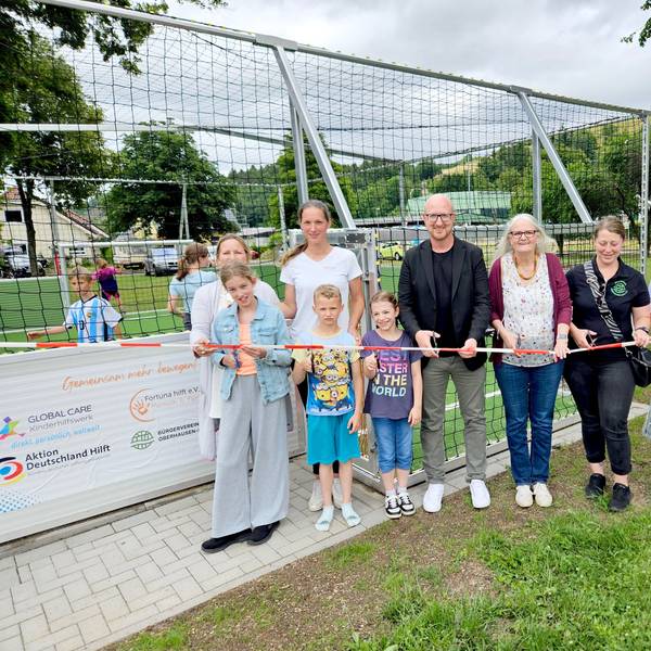 Kinder und Jugendliche sowie Vertreterinnen der beteiligten Vereine und des Kinderhilfswerks und Ingo Pfennings stehen nebeneinander hinter einem Flatterband.