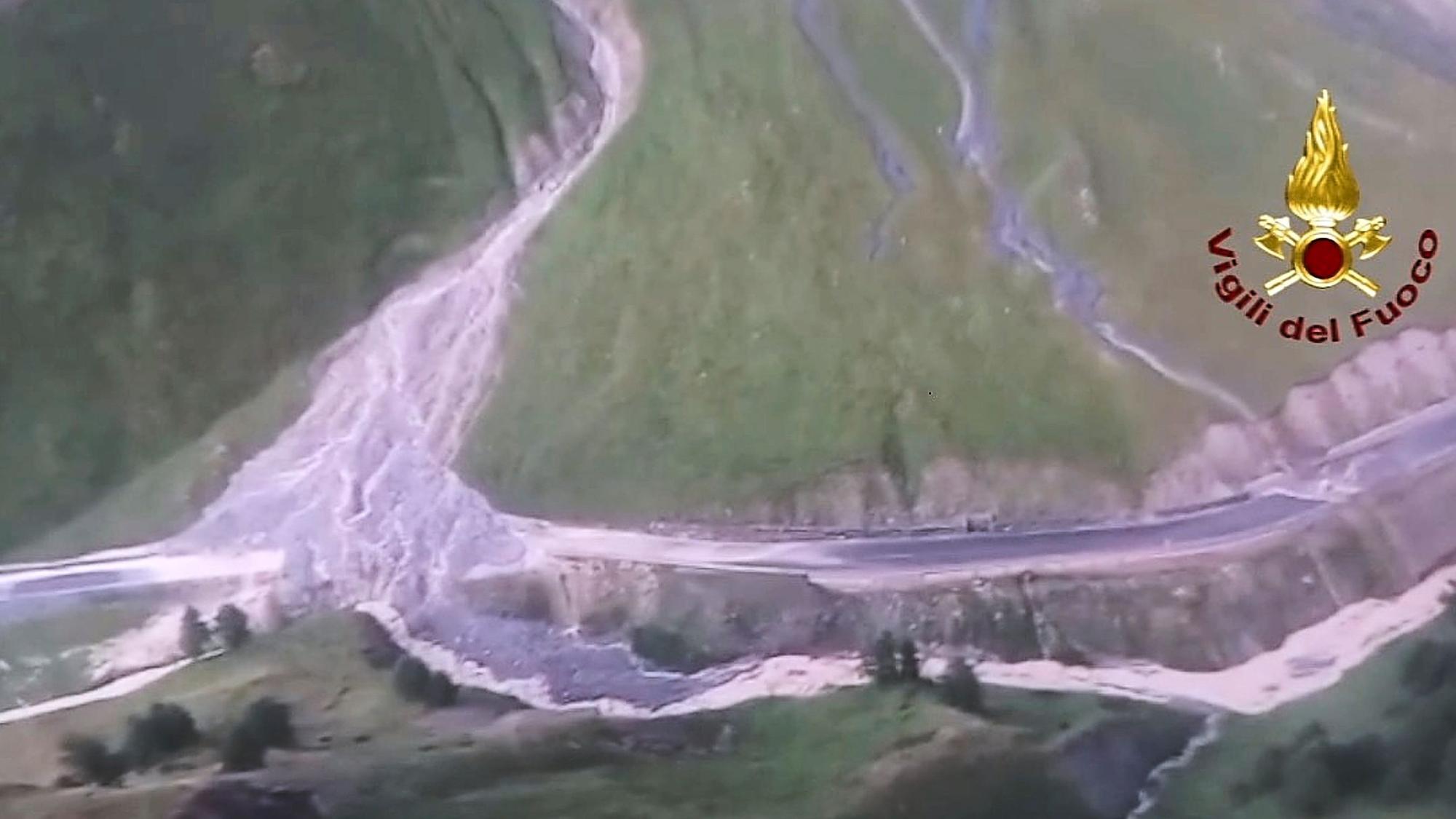 Durch einen Erdrutsch ist eine Straße zwischen Bardonecchia und Argentera in den Westalpen, Italien, verschüttet worden.