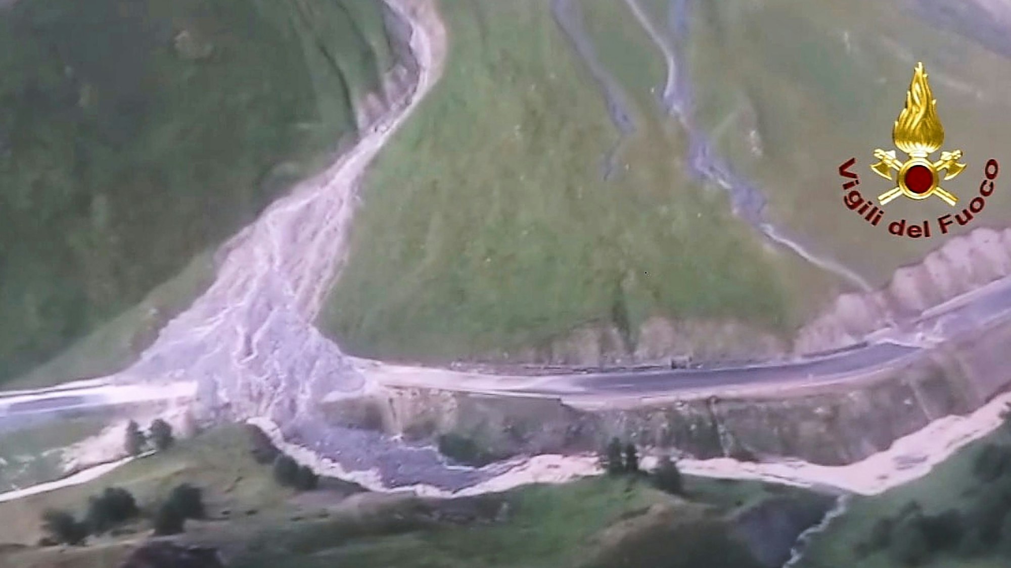 Durch einen Erdrutsch ist eine Straße zwischen Bardonecchia und Argentera in den Westalpen, Italien, verschüttet worden.