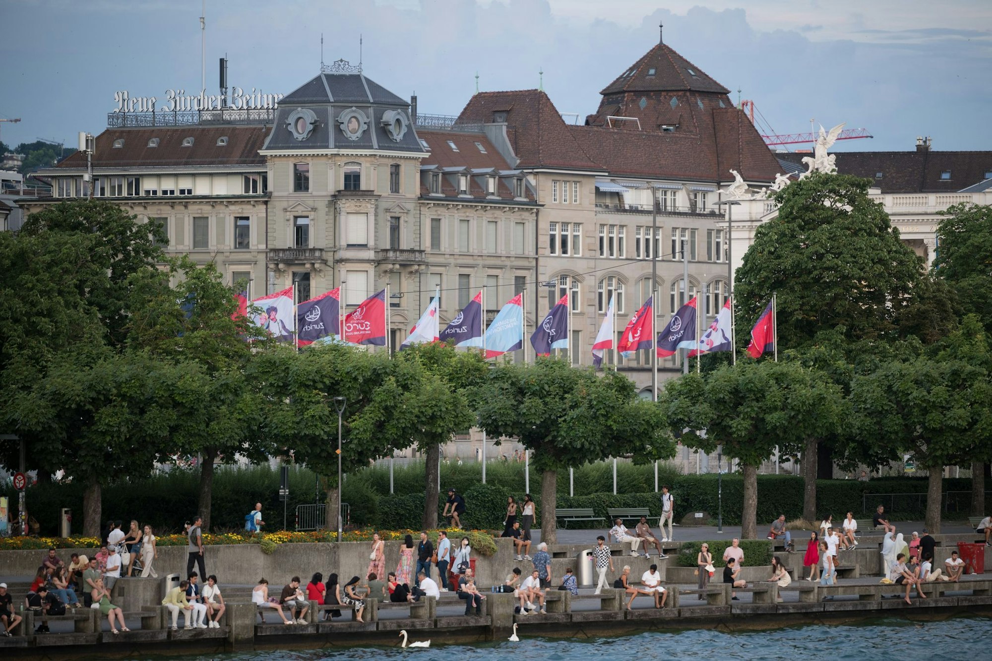 Die EM-Fahnen wehen am Ufer des Zürichsees.