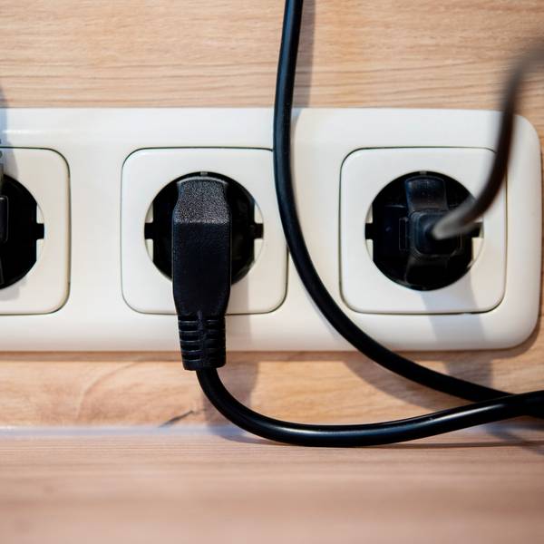 ARCHIV - 25.11.2022, Niedersachsen, Oldenburg: Die Netzstecker mehrerer Küchengeräte stecken in einer Steckdose an einer Küchenzeile. (zu dpa: «Immer mehr Stromsteuer-Appelle vorm Koalitionsausschuss») Foto: Hauke-Christian Dittrich/dpa +++ dpa-Bildfunk +++