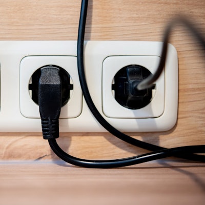 ARCHIV - 25.11.2022, Niedersachsen, Oldenburg: Die Netzstecker mehrerer Küchengeräte stecken in einer Steckdose an einer Küchenzeile. (zu dpa: «Immer mehr Stromsteuer-Appelle vorm Koalitionsausschuss») Foto: Hauke-Christian Dittrich/dpa +++ dpa-Bildfunk +++