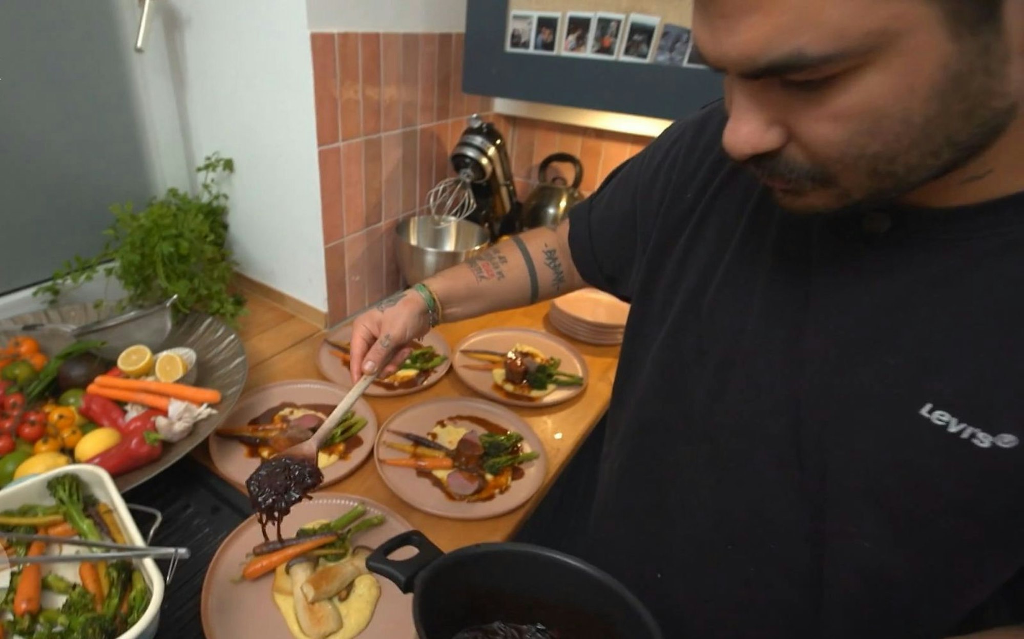 Die Hauptspeise ist servierbereit: Rehrücken auf Kartoffel-Trüffel-Püree und Gemüse sowie Pilze als Veggie-Alternative.
(Bild: RTL)