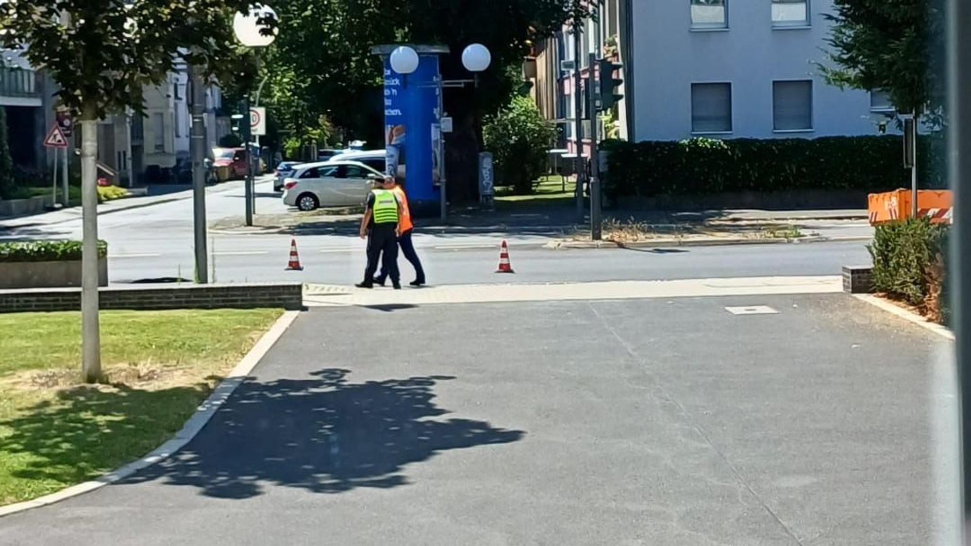 Die Adenauerallee wurde am Dienstagmittag gesperrt, nachdem die Straße rund 50 Zentimeter abgesackt war.