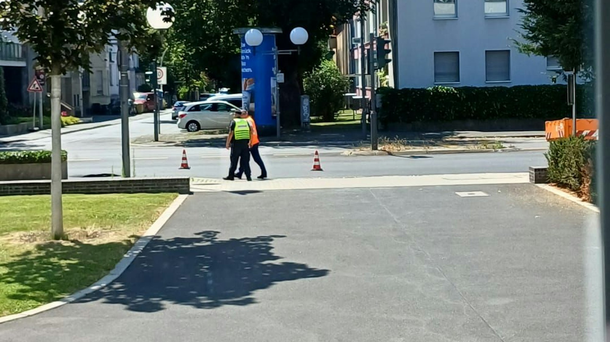 Die Adenauerallee wurde am Dienstagmittag gesperrt, nachdem die Straße rund 50 Zentimeter abgesackt war.