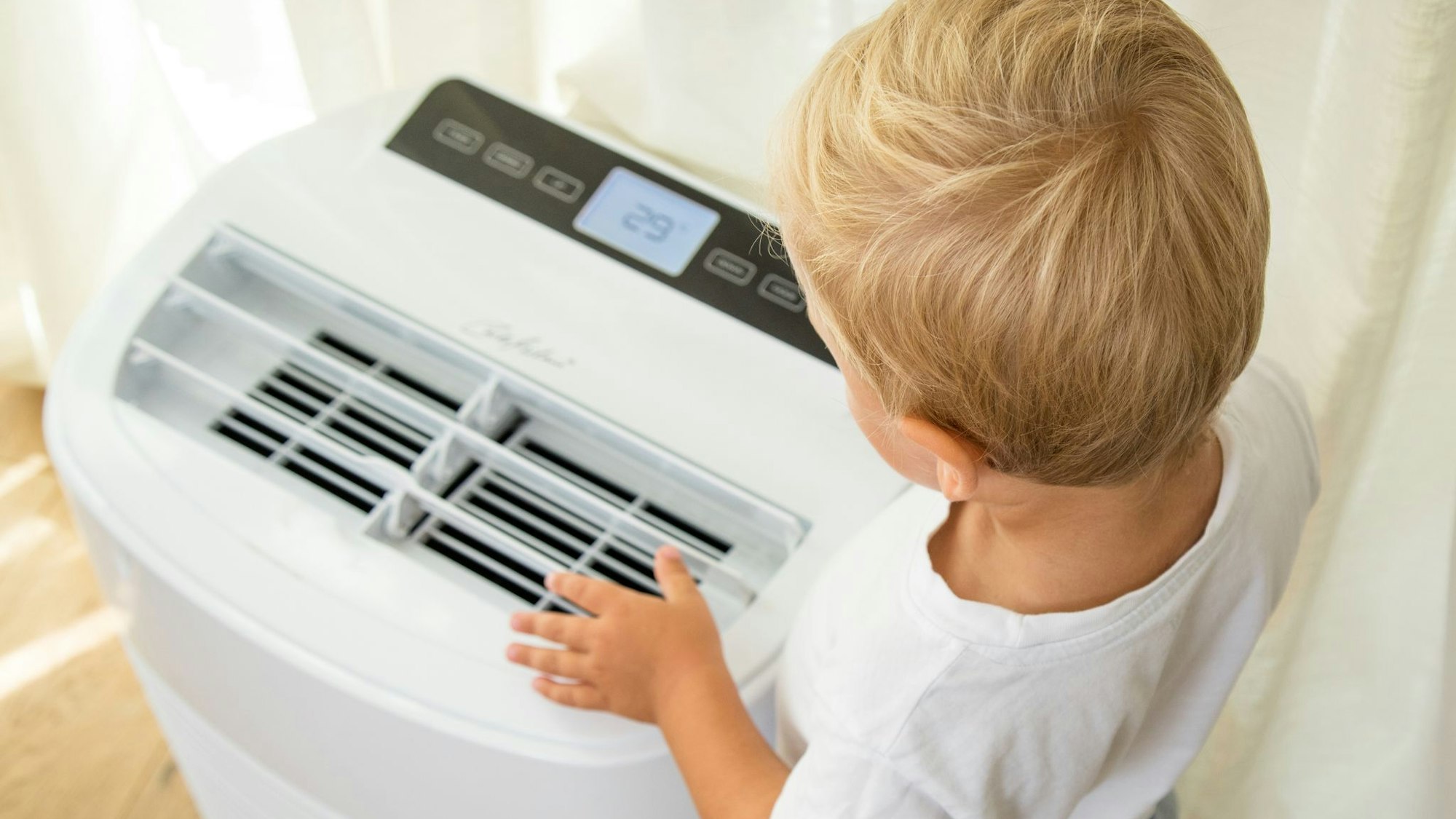 Bei Hitze können mobile Klimaanlagen Abhilfe schaffen. Verivox und Testberichte.de haben die Kosten für über 240 Geräte genauer analysiert.