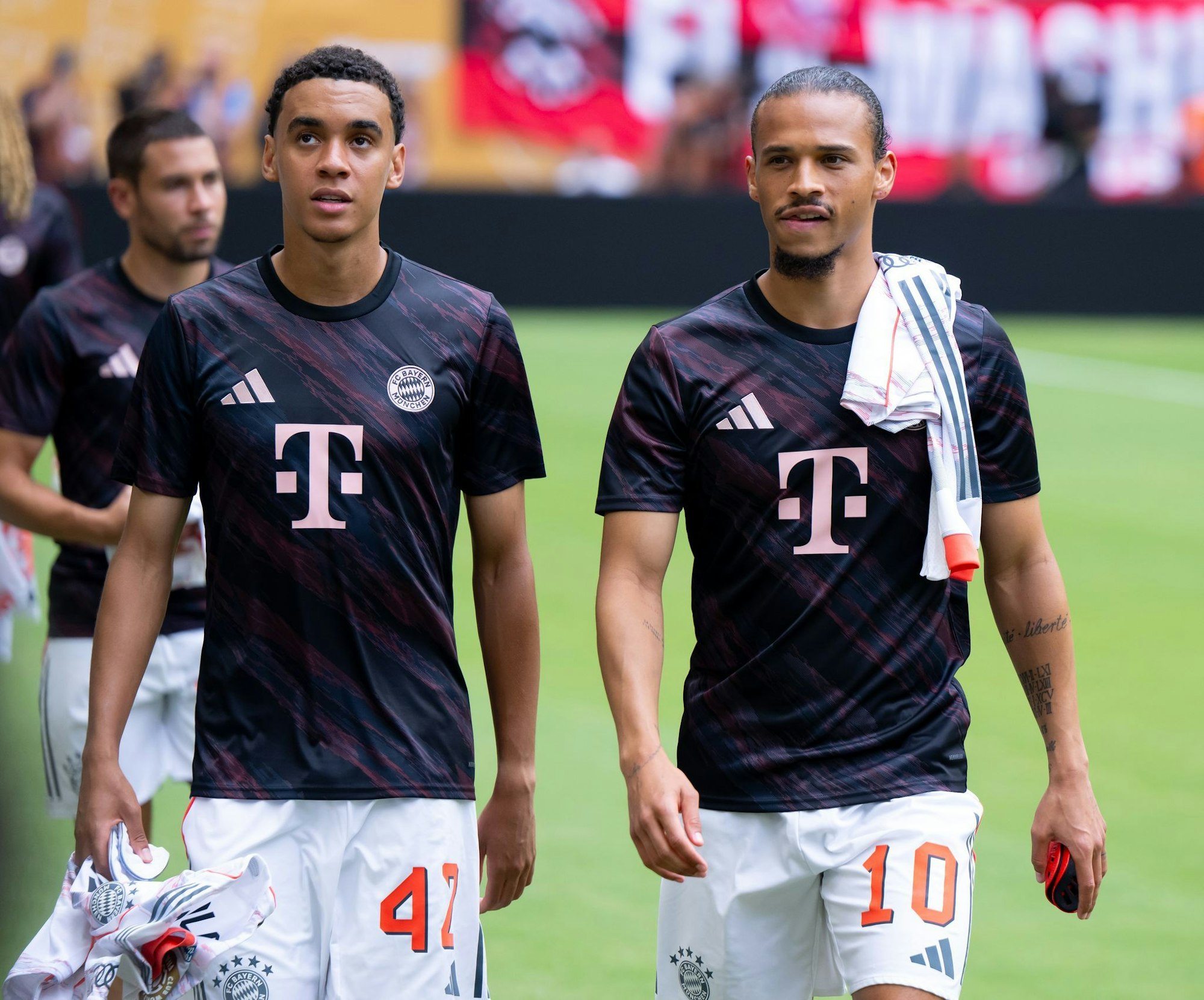 Jamal Musiala (links) übernimmt beim FC Bayern die Rückennummer 10 von Leroy Sané.