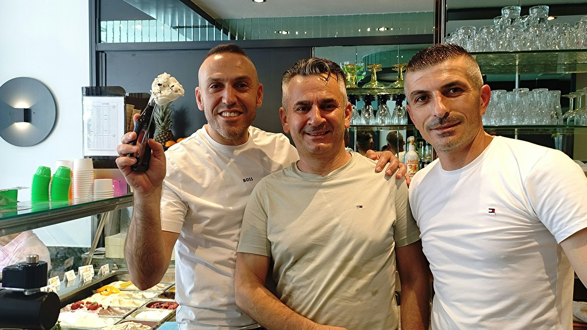Eisdieleninhaber Muharem Murati mit zwei Kollegen im Eiscafé Valentino