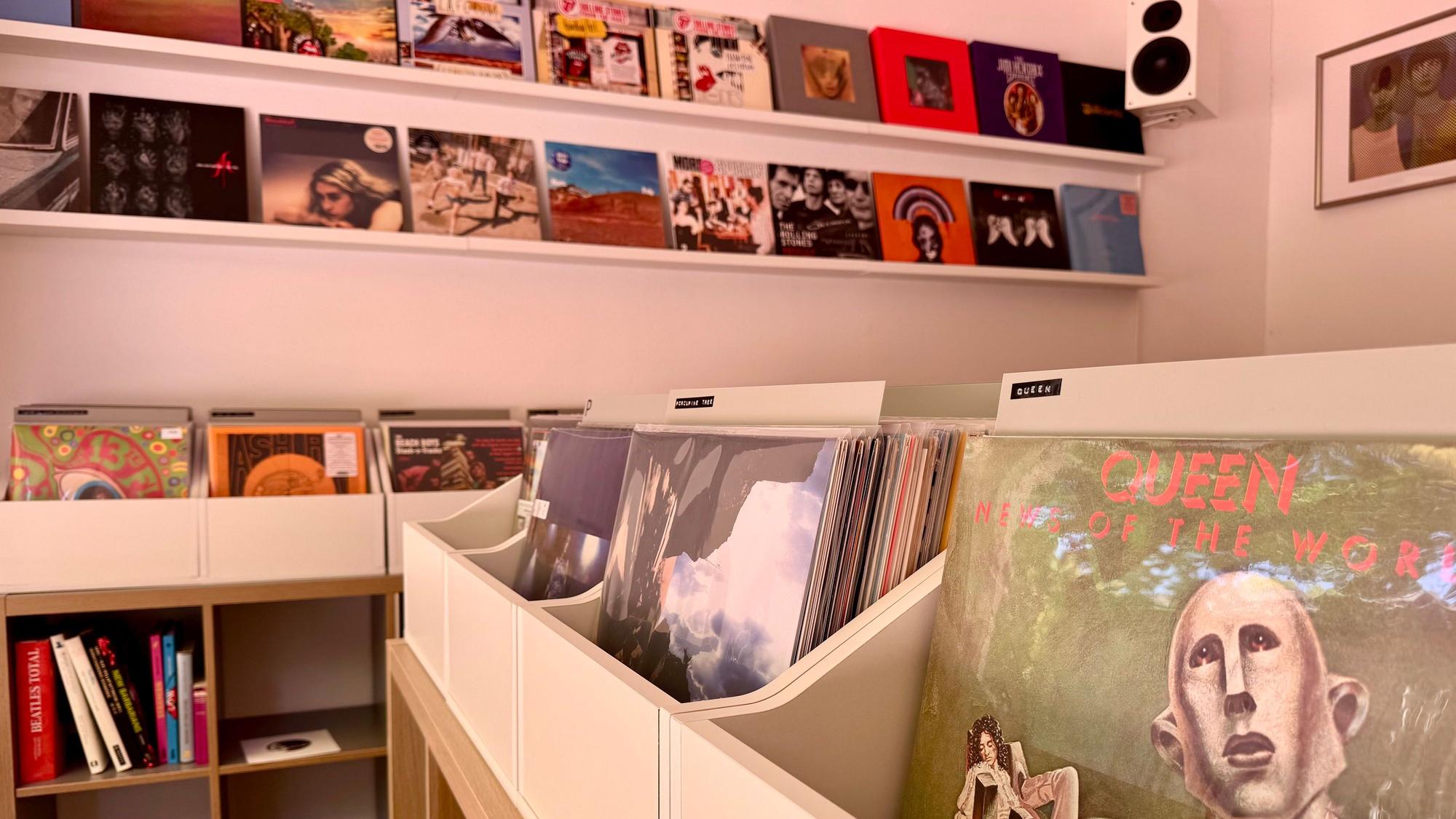 Auf dem Bild sind Langspielplatten in Regalen zu sehen.
