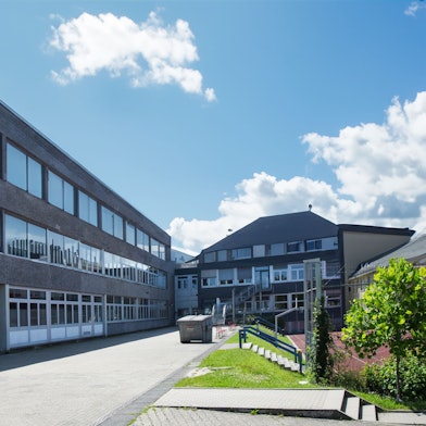 Das Foto zeigt das Wipperfürther EvB-Gymnasium mit dem naturwissenschaftlichen Trakt im Vordergrund.