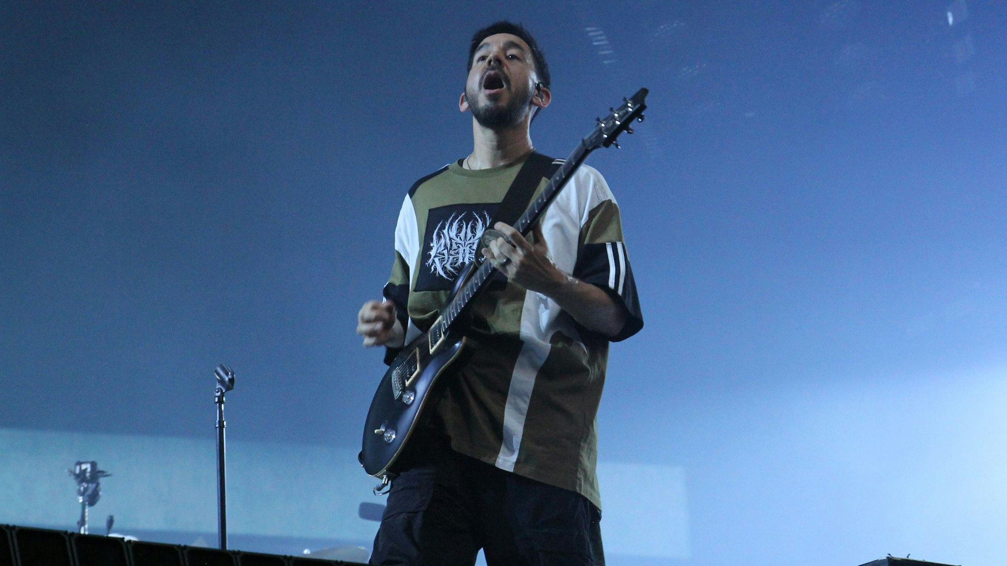 Mike Shinoda von Linkin Park spielt Gitarre