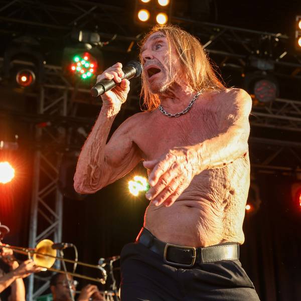 Iggy Pop singt mit bloßem Oberkörper auf der Bühne des Tanzbrunnens.