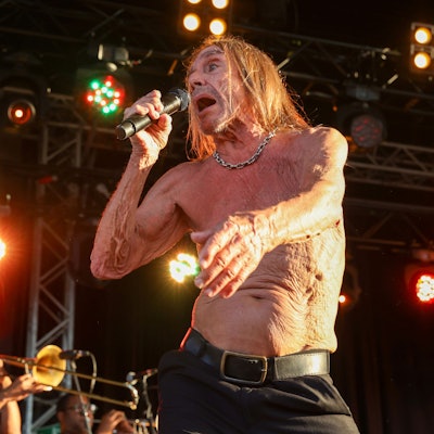 Iggy Pop singt mit bloßem Oberkörper auf der Bühne des Tanzbrunnens.