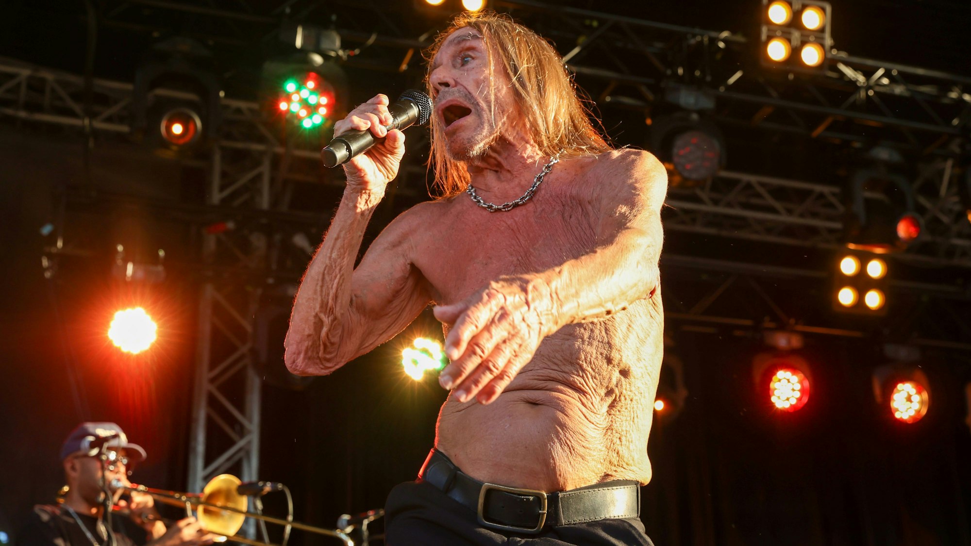 Iggy Pop singt mit bloßem Oberkörper auf der Bühne des Tanzbrunnens.