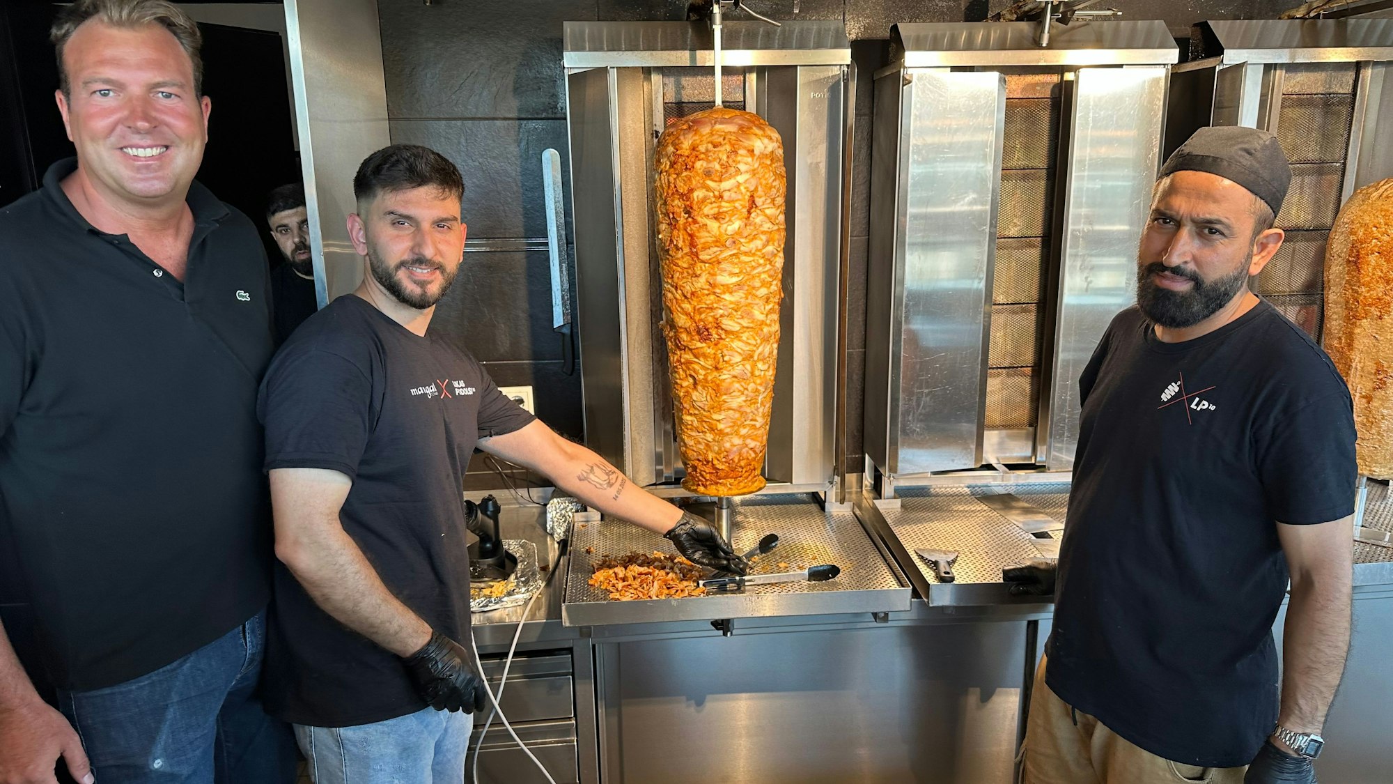 Pascal Frangenberg (links) ist Manager vom Mangal Döner am Huma. Er ist zufrieden mit der Nachfrage.