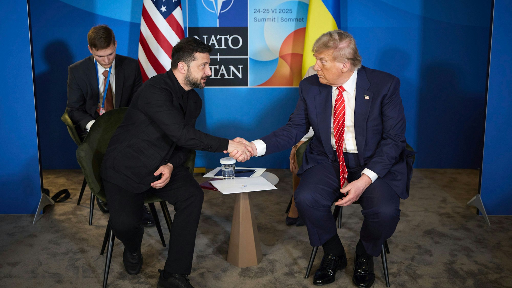 dpatopbilder - 25.06.2025, Niederlande, Den Haag: US-Präsident Donald Trump (r) schüttelt die Hand des ukrainischen Präsidenten Wolodymyr Selenskyj während ihres Treffens am Rande des NATO-Gipfels. Foto: Ukraine Presidency/Planet Pix via ZUMA Press Wire/dpa +++ dpa-Bildfunk +++