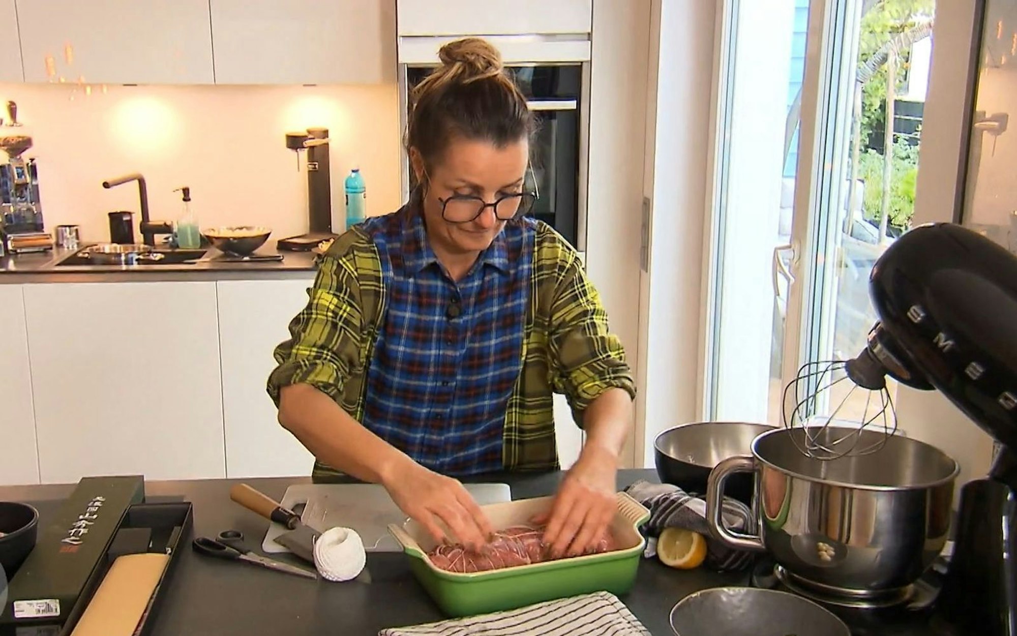 Veganerin Esther kocht ihren Gästen zuliebe Fleisch, fasst es aber nicht so gerne an.
(Bild: RTL)