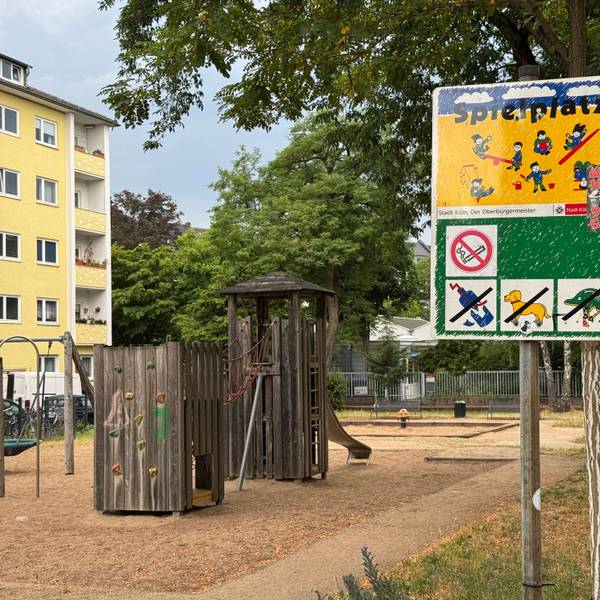 Ein Schild mit der Aufschrift Spielplatz ist auf dem Kinderspielplatz Münstereifeler Platz zu sehen.