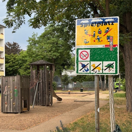 Ein Schild mit der Aufschrift Spielplatz ist auf dem Kinderspielplatz Münstereifeler
