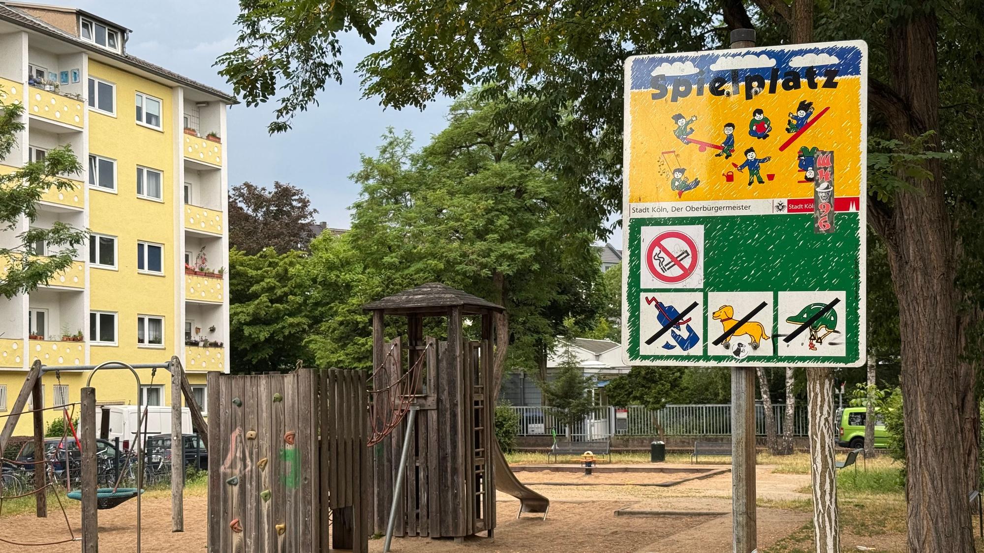 Ein Schild mit der Aufschrift Spielplatz ist auf dem Kinderspielplatz Münstereifeler Platz zu sehen.