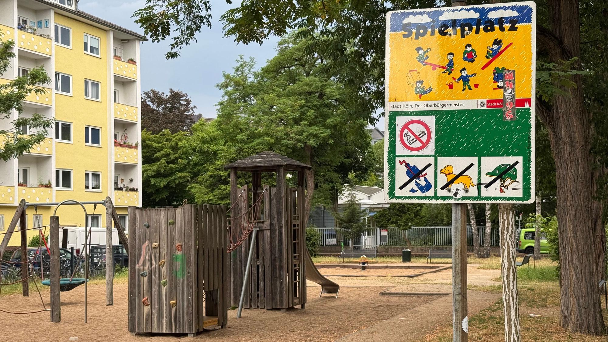 Ein Schild mit der Aufschrift Spielplatz ist auf dem Kinderspielplatz Münstereifeler