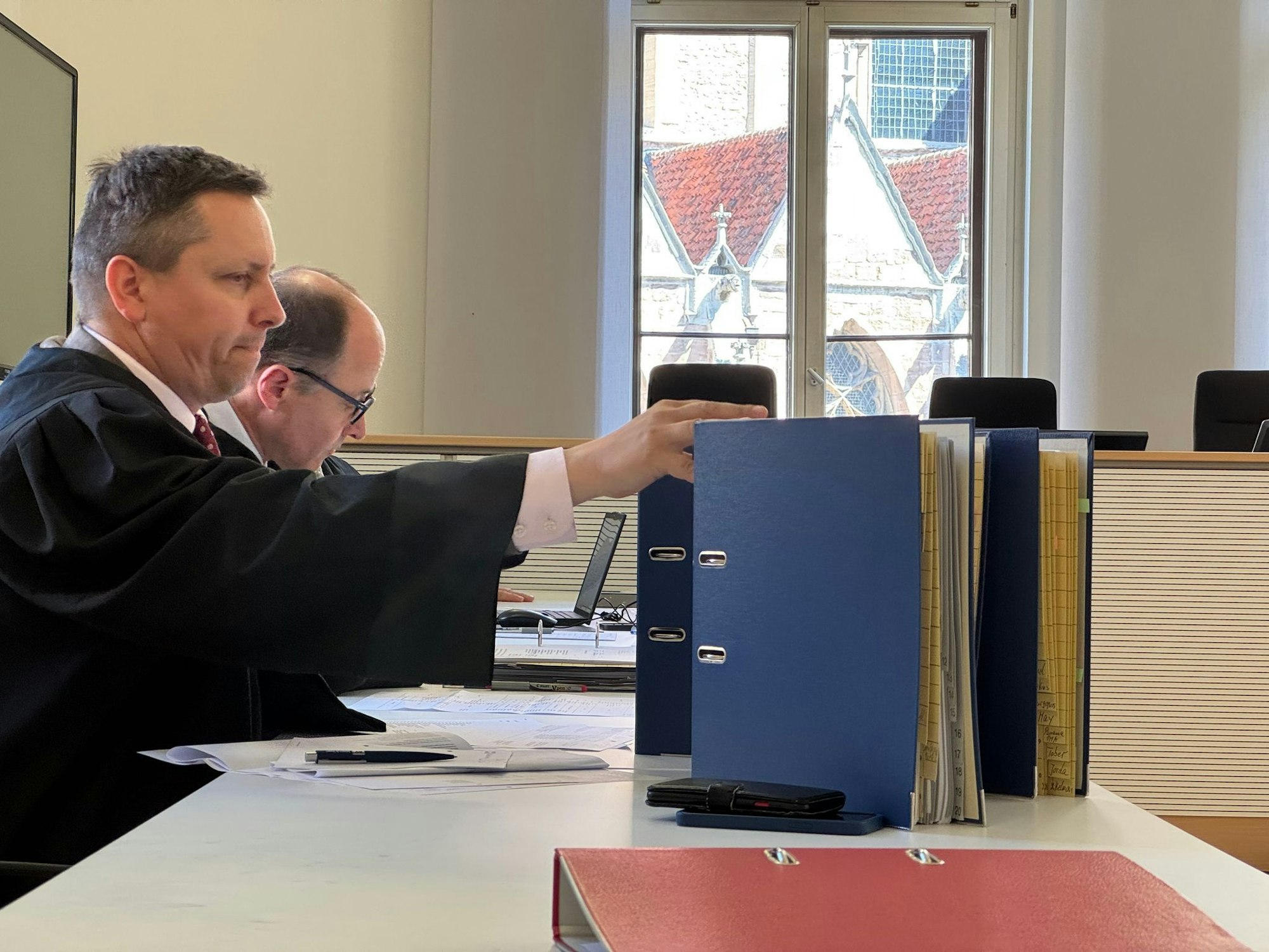 Die Aktensammlung des Prozesses umfasst mehrere Tausend Seiten.