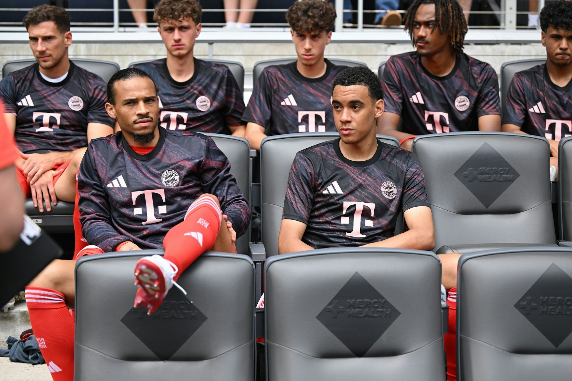 Bislang war die Ersatzbank der WM-Stammplatz von Jamal Musiala. Neben ihm der inzwischen angereiste Leroy Sané (l).