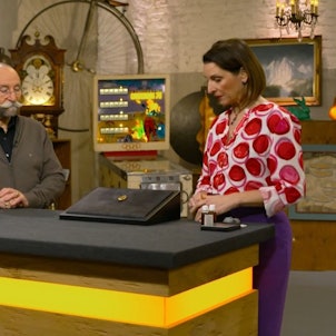 Miriam Siepe aus Neuss (v.l.) mit Horst Lichter und Expertin Wendela Horz bei „Bares für Rares“.