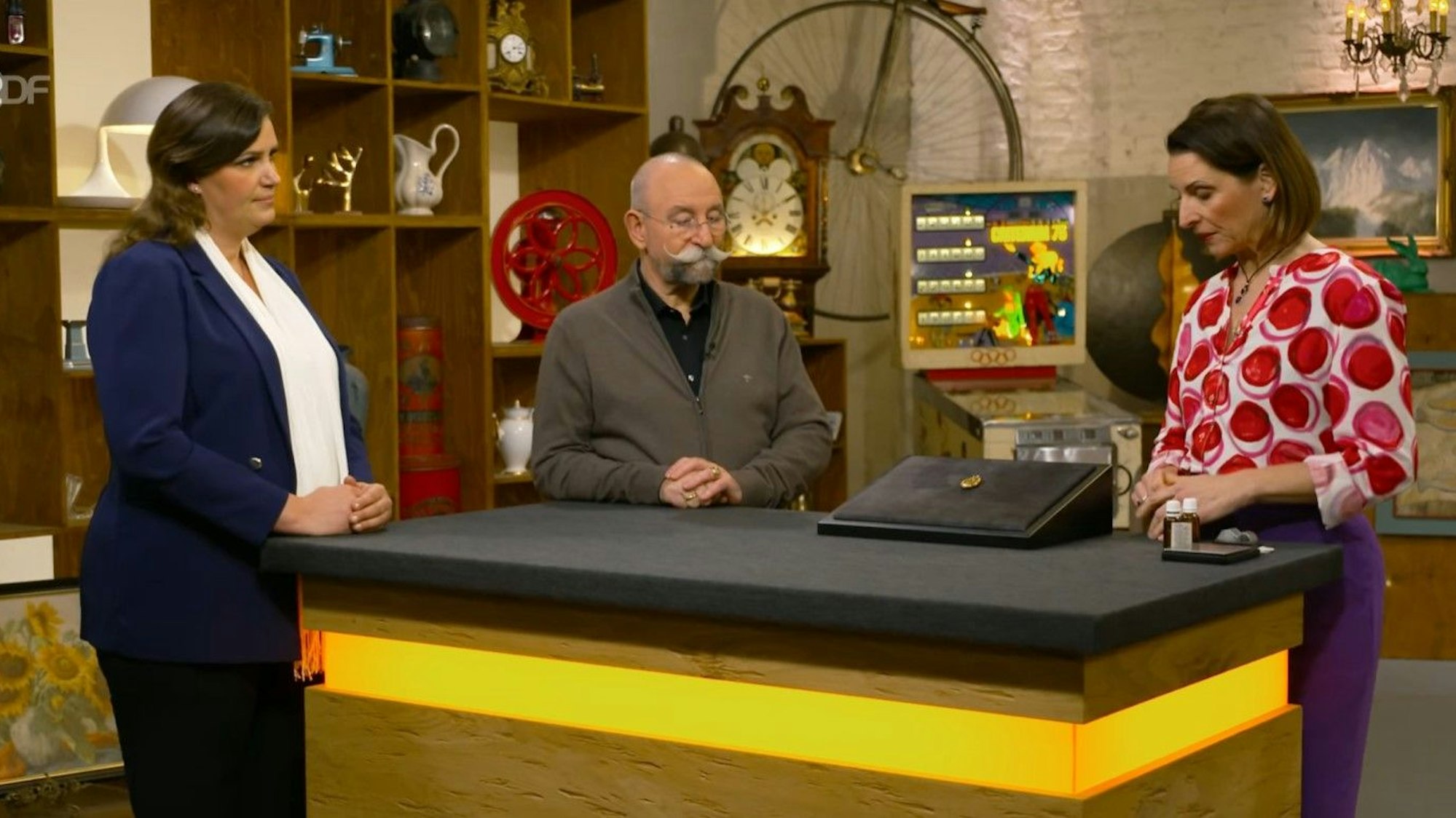 Miriam Siepe aus Neuss (v.l.) mit Horst Lichter und Expertin Wendela Horz bei „Bares für Rares“.