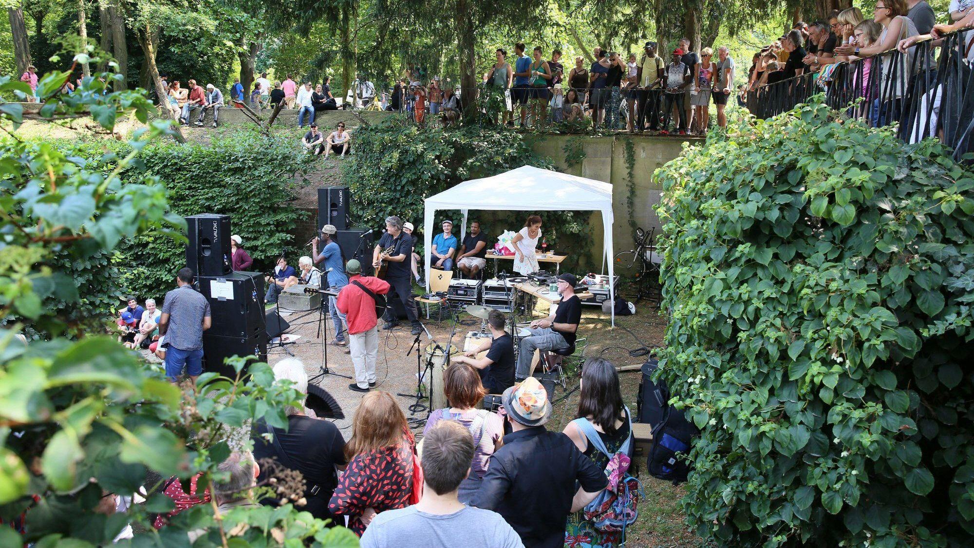 Das Edelweißpiratenfestival im Friedenspark mit Musikern und Besuchern. (Archivbild)
