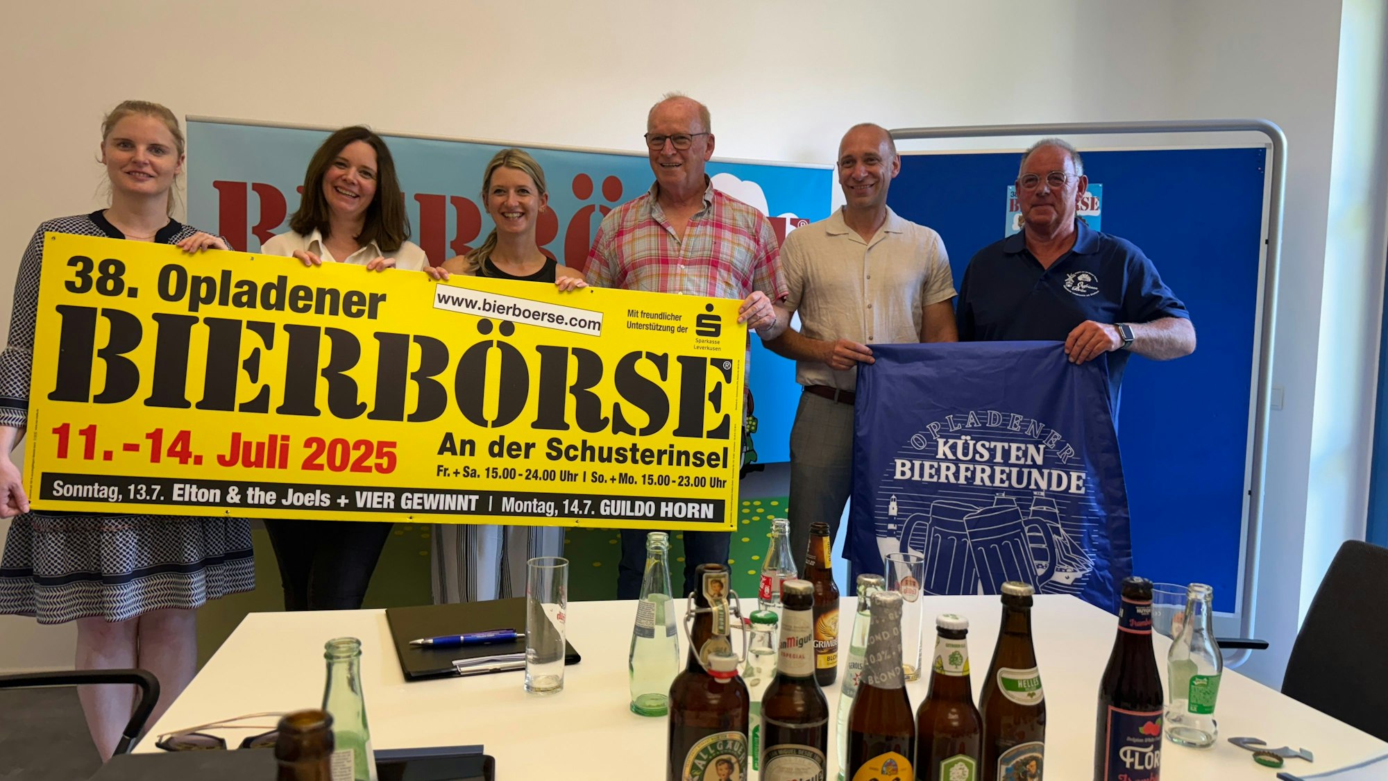 Menschen halten ein Plakat hoch.